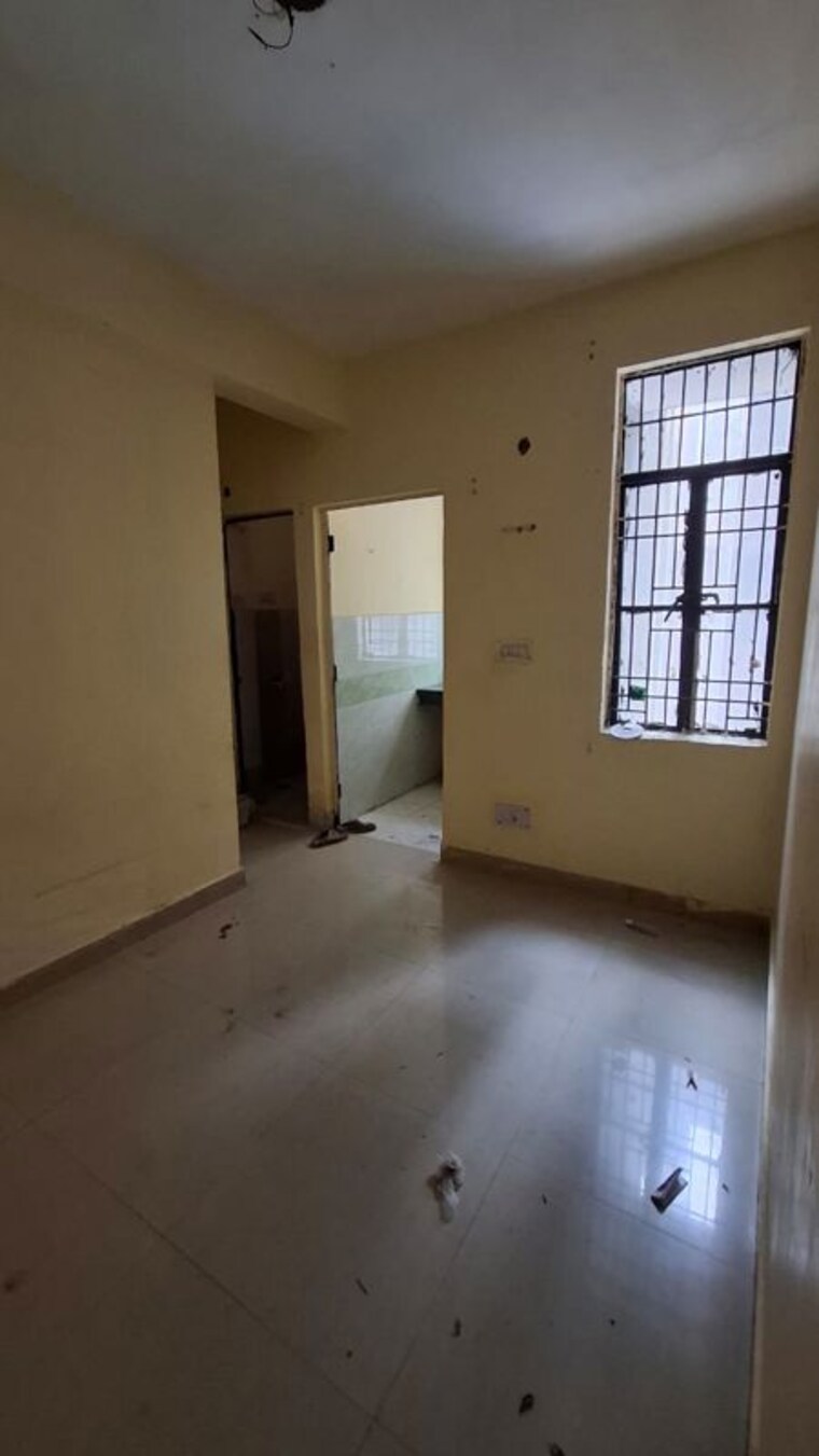 Room, sector 10 greater noida 1.5 Bedroom 30 Sq.Mt. Apartment In Sector 10 Greater Noida Greater Noida 9808656