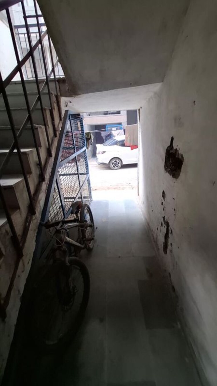  Parking, sector 10 greater noida 1.5 Bedroom 30 Sq.Mt. Apartment In Sector 10 Greater Noida Greater Noida 9808656