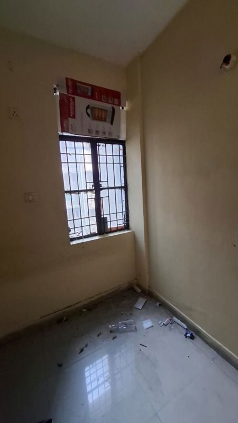 Room, sector 10 greater noida 1.5 Bedroom 30 Sq.Mt. Apartment In Sector 10 Greater Noida Greater Noida 9808656