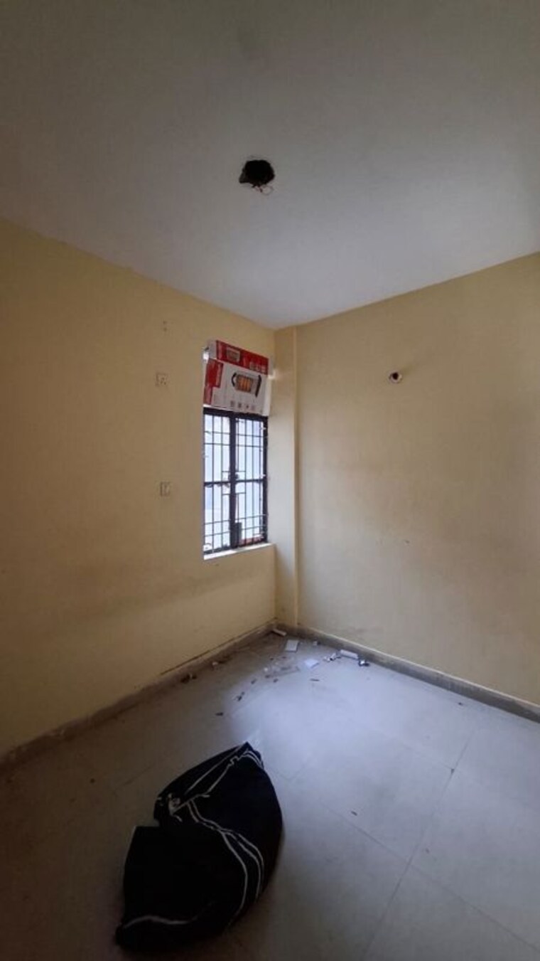 Room, sector 10 greater noida 1.5 Bedroom 30 Sq.Mt. Apartment In Sector 10 Greater Noida Greater Noida 9808656