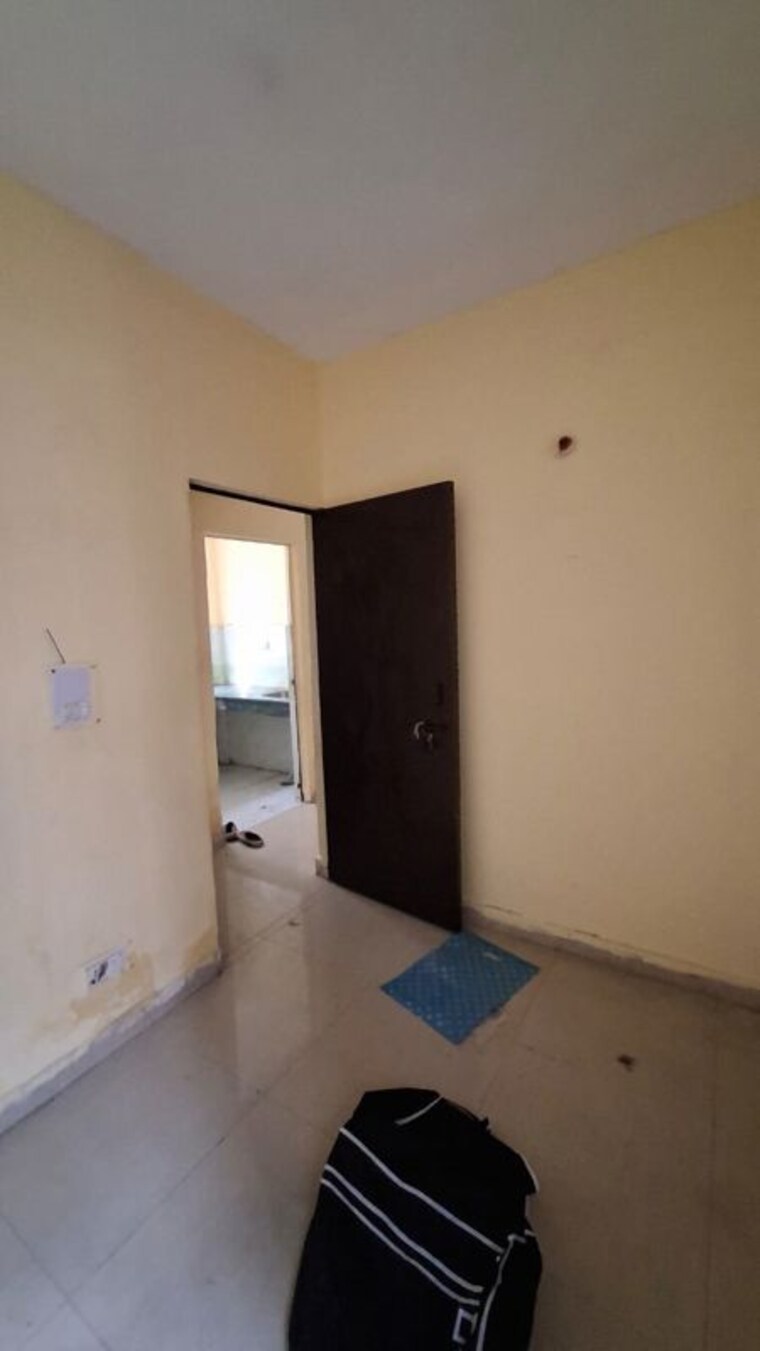 Room, sector 10 greater noida 1.5 Bedroom 30 Sq.Mt. Apartment In Sector 10 Greater Noida Greater Noida 9808656