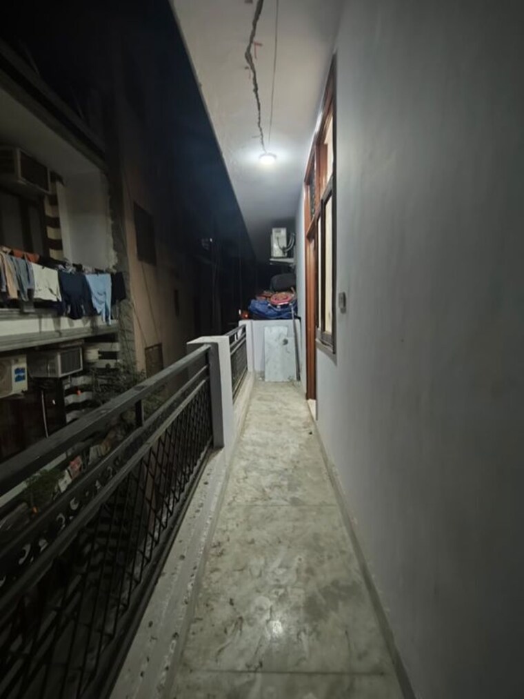 Balcony, govindpuri 3 Bedroom 115 Sq.Yd. Builder Floor In Govindpuri Delhi 9808690