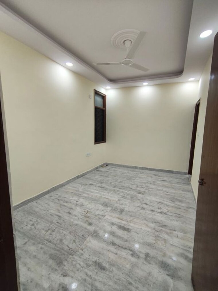 Room, govindpuri 3 Bedroom 115 Sq.Yd. Builder Floor In Govindpuri Delhi 9808690