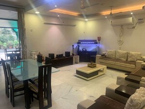 Team Area in 3 BHK Independent House at Hauz Khas – for Rent