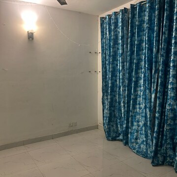 Room in 3.5 BHK Builder Floor at Sector 63 – for Rent
