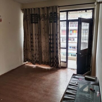 Room in 3.5 BHK Builder Floor at Sector 63 – for Rent