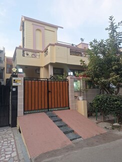 3 BHK + Study Room Independent House For Rent in RWA Apartments Sector 40