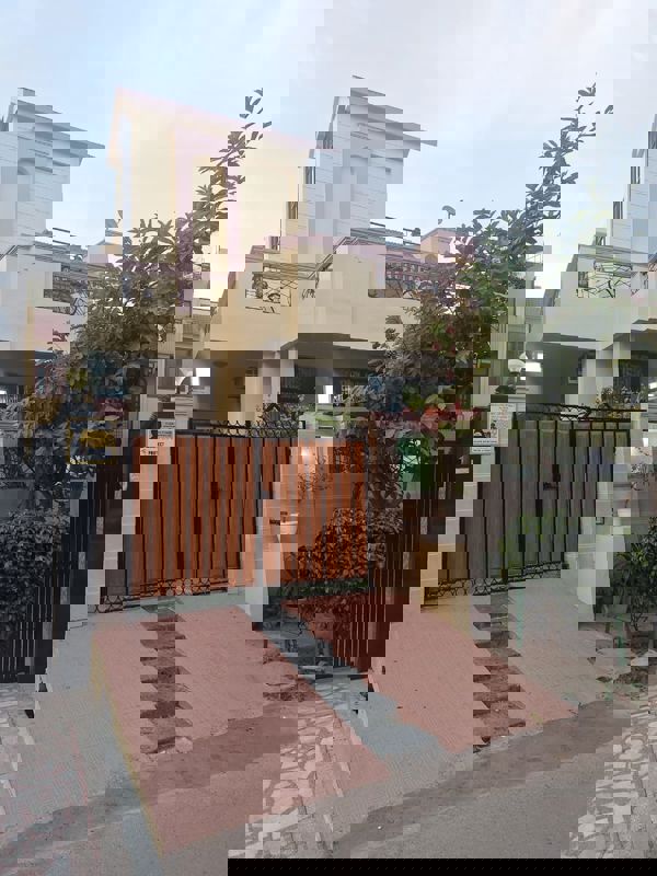 3 BHK + Study Room Independent House For Rent in RWA Apartments Sector 40