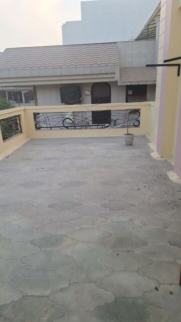 Parking in 3 BHK Independent House at RWA Apartments Sector 40, Sector 40 – for Rent