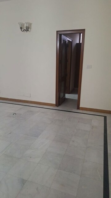 Room in 3 BHK Independent House at RWA Apartments Sector 40, Sector 40 – for Rent