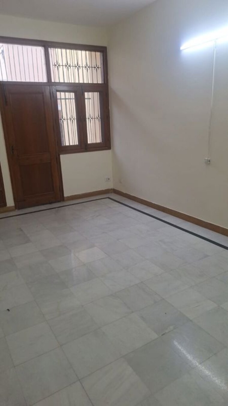 Room, rwa-apartments-sector-40 3 Bedroom 200 Sq.Mt. Independent House In Sector 40 Noida 9808848