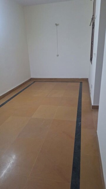 Room in 3 BHK Independent House at RWA Apartments Sector 40, Sector 40 – for Rent