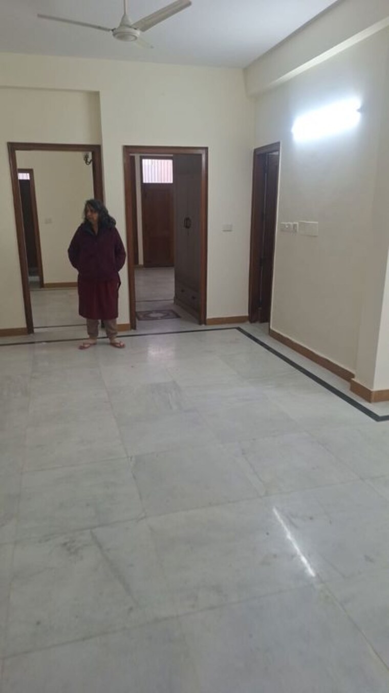 Room, rwa-apartments-sector-40 3 Bedroom 200 Sq.Mt. Independent House In Sector 40 Noida 9808848