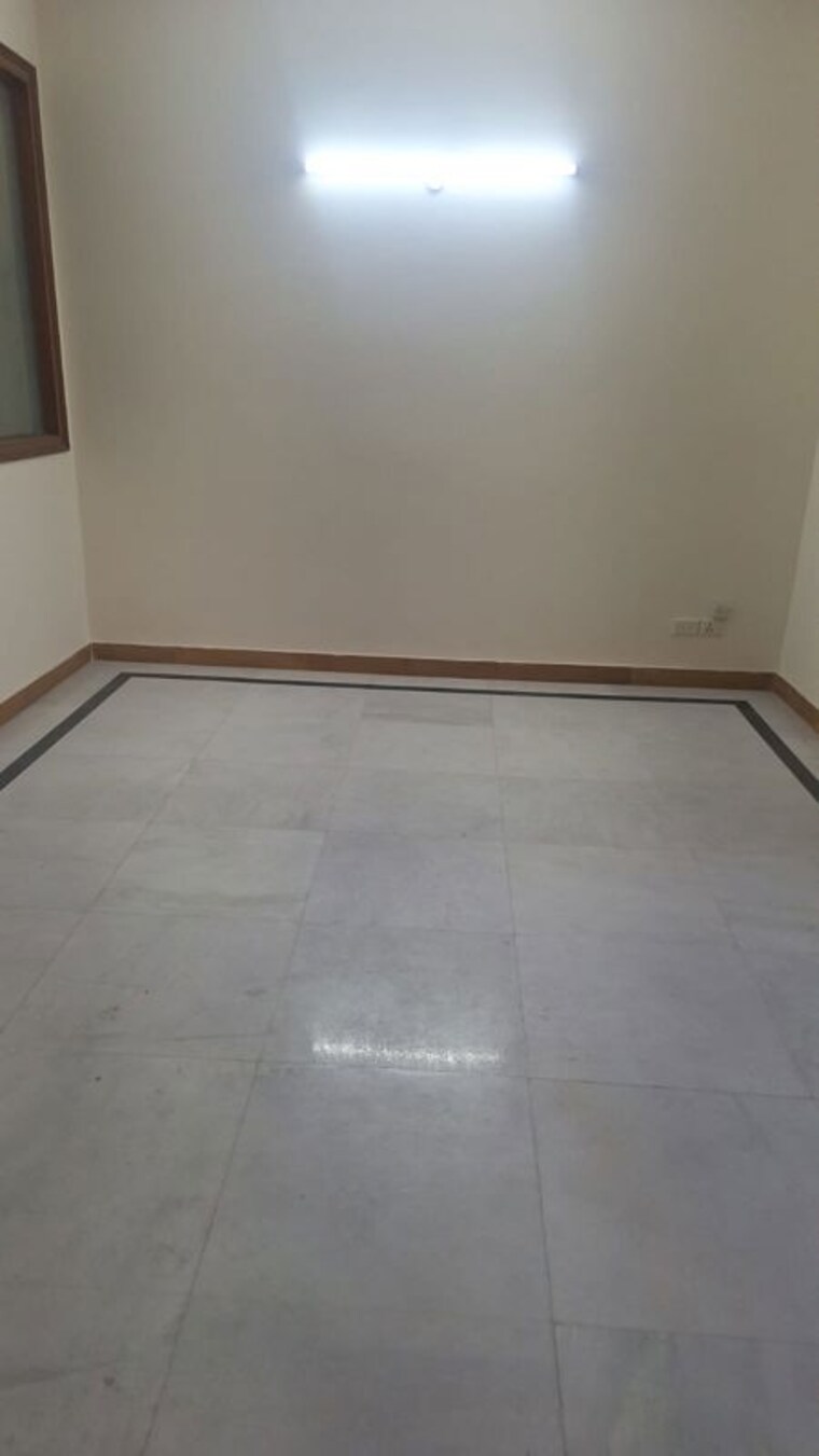 Room, rwa-apartments-sector-40 3 Bedroom 200 Sq.Mt. Independent House In Sector 40 Noida 9808848