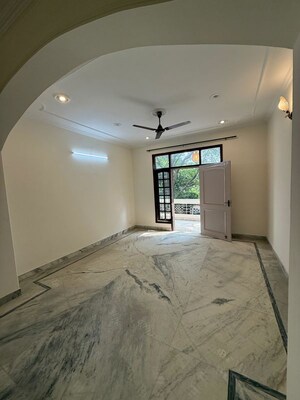 Room in 3 BHK Builder Floor at White Town House, Dlf City Phase 3 – for Rent