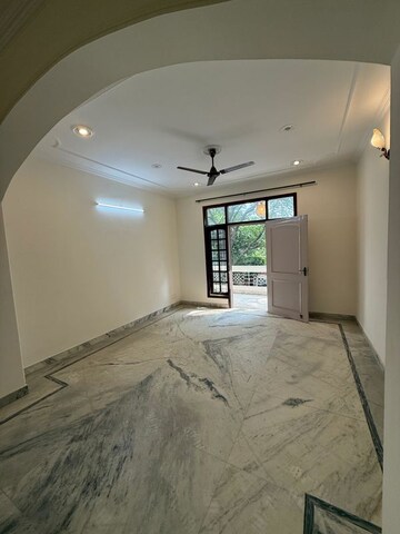 Room in 3 BHK Builder Floor at White Town House, Dlf City Phase 3 – for Rent