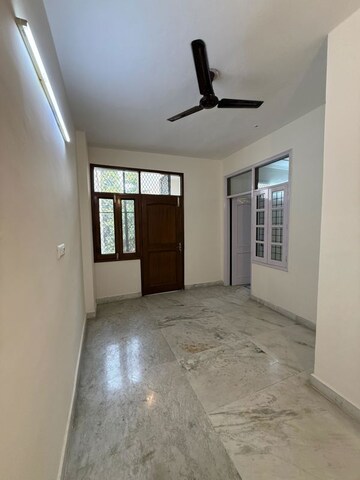 Room in 3 BHK Builder Floor at White Town House, Dlf City Phase 3 – for Rent