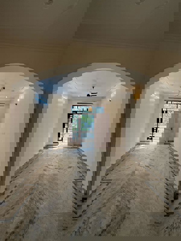 3 BHK + Servant Room 2000 Sq.Ft. Builder Floor in White Town House