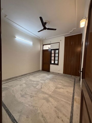 Room in 3 BHK Builder Floor at White Town House, Dlf City Phase 3 – for Rent