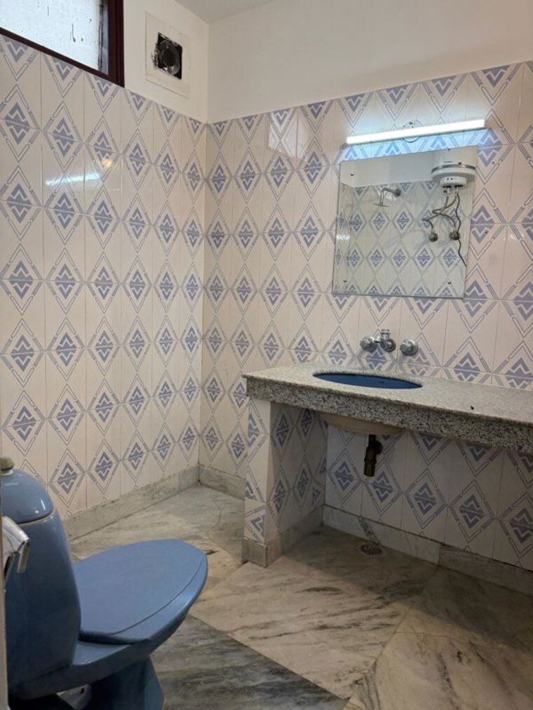 Bathroom, white-town-house 3 Bedroom 2000 Sq.Ft. Builder Floor In Dlf City Phase 3 Gurgaon 9808865