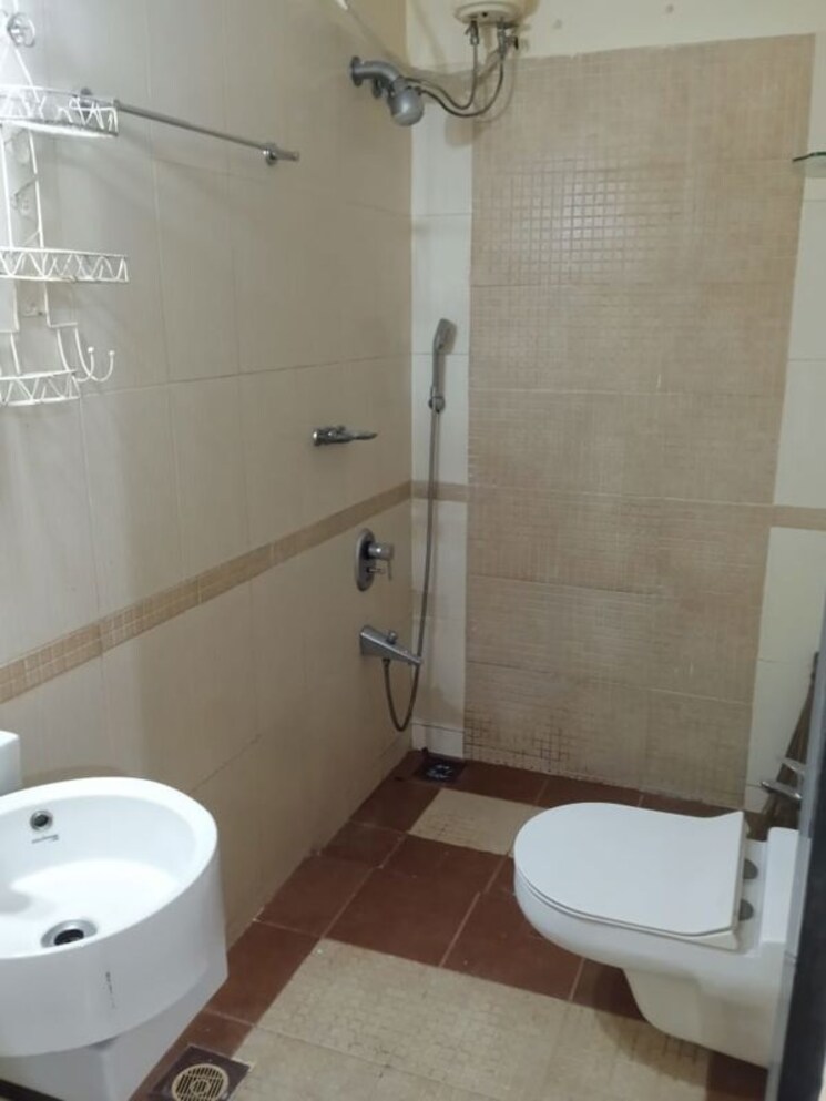 Bathroom, ashish-swapnalok-towers 3 Bedroom 1350 Sq.Ft. Apartment In Goregaon East Mumbai 9808879