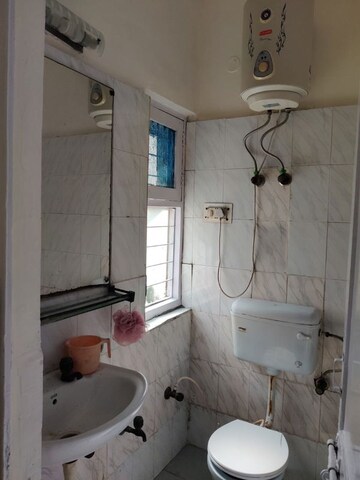 Bathroom in 1 RK Apartment at Varun Enclave, Sector 28 – for Rent