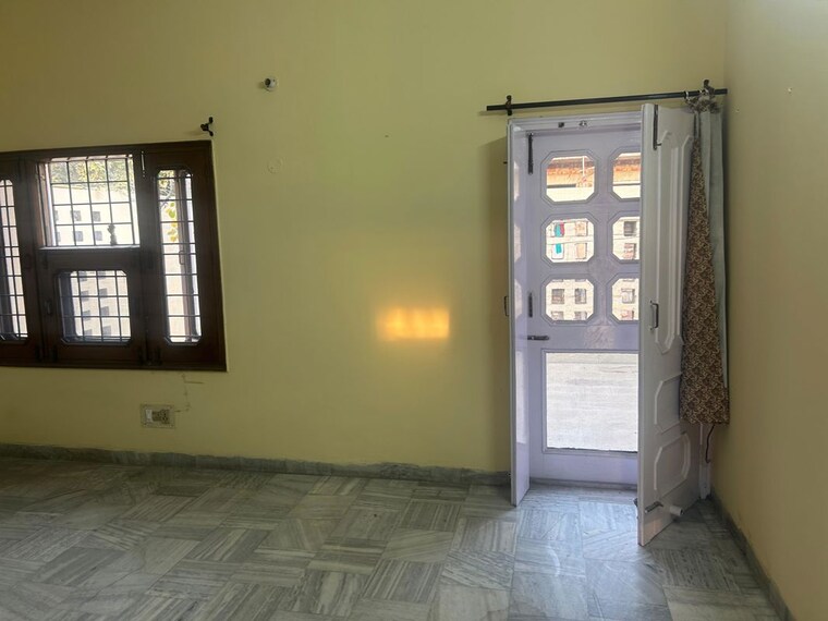Room, sector 44 1 Bedroom 2200 Sq.Ft. Independent House In Sector 44 Chandigarh 9808932
