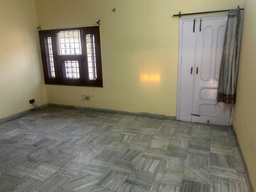 Room in 1 BHK Independent House at Sector 44 – for Rent