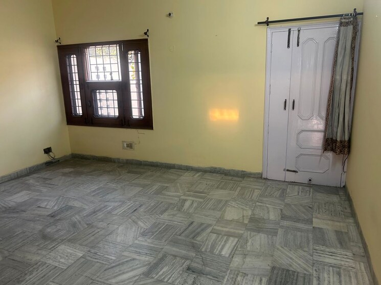 Room, sector 44 1 Bedroom 2200 Sq.Ft. Independent House In Sector 44 Chandigarh 9808932
