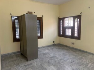 Room in 1 BHK Independent House at Sector 44 – for Rent