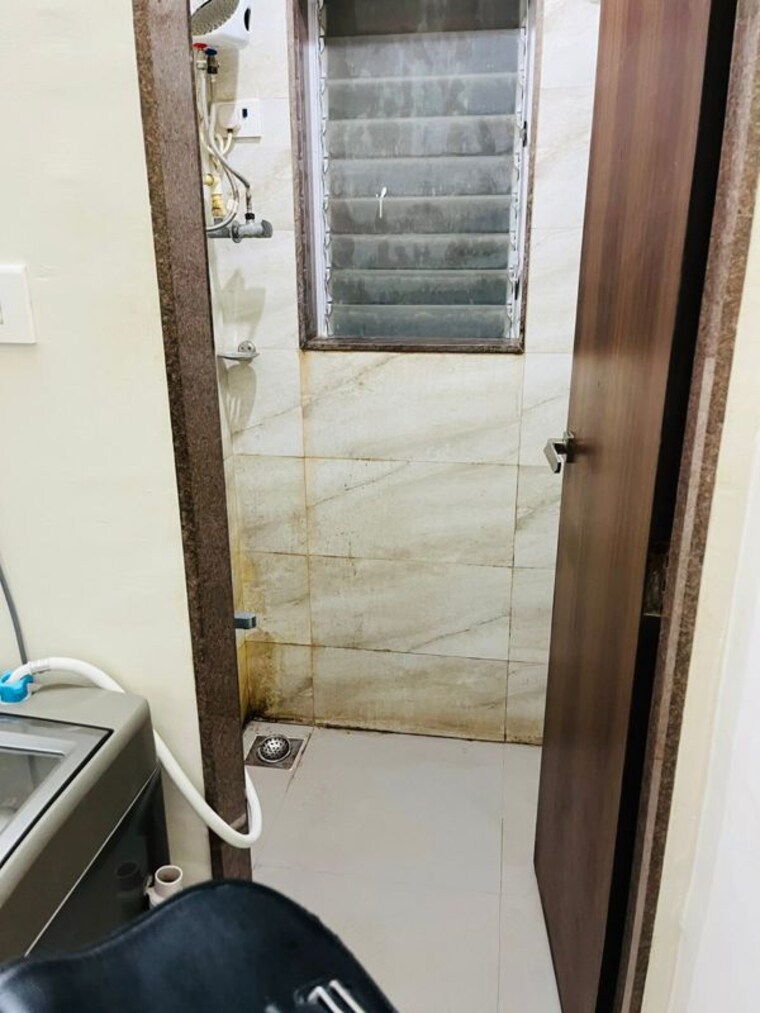 Bathroom, vile parle west Studio 200 Sq.Ft. Apartment In Vile Parle West Mumbai 9808991