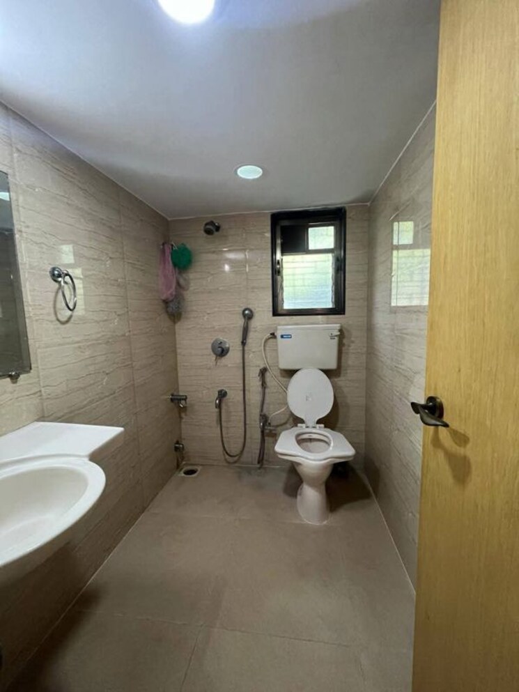 Bathroom, juhu 1 Bedroom 500 Sq.Ft. Apartment In Juhu Mumbai 9809013