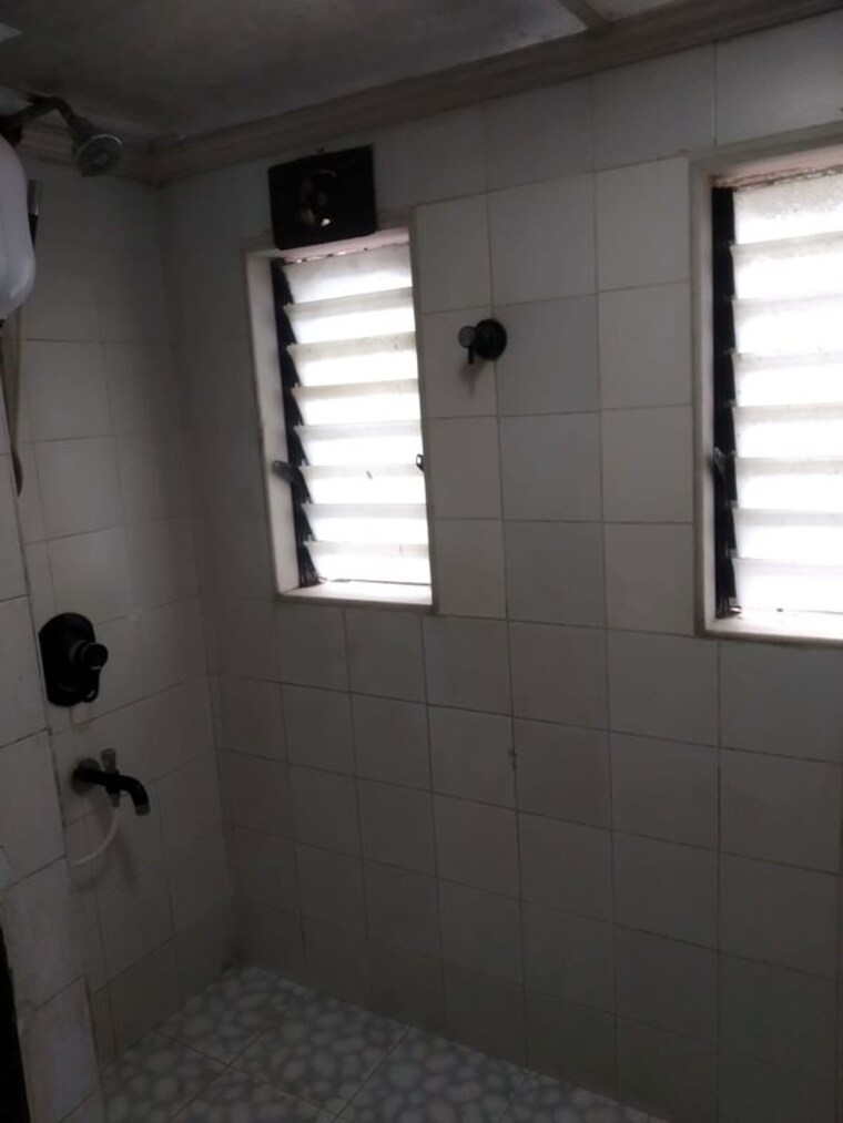 Bathroom, bandra west 1 Bedroom 500 Sq.Ft. Apartment In Bandra West Mumbai 9809024