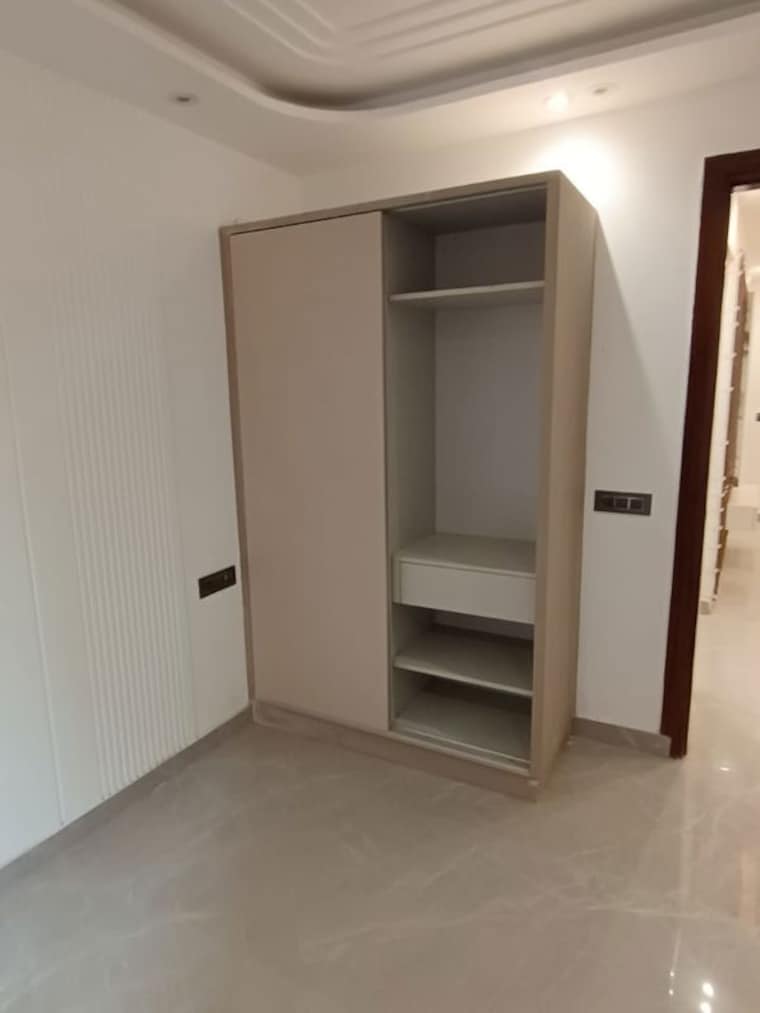 Room, igi airport area 3 Bedroom 1000 Sq.Ft. Apartment In Igi Airport Area Delhi 9809131