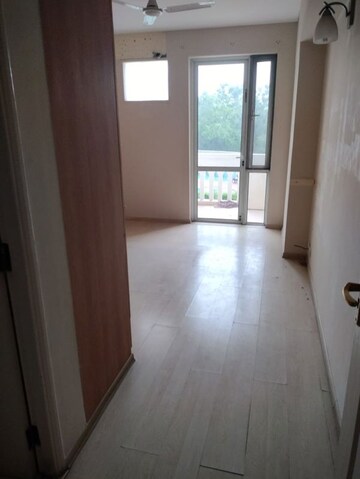 Room in 4 BHK Apartment at DLF Westend Heights, Sector 53 – for Rent