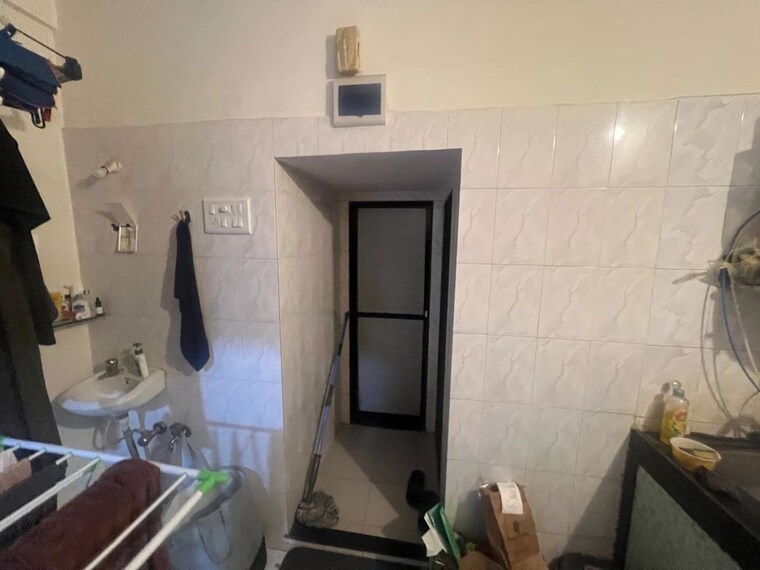 Bathroom, jyoti-complex 1 Bedroom 450 Sq.Ft. Apartment In Goregaon East Mumbai 9809181