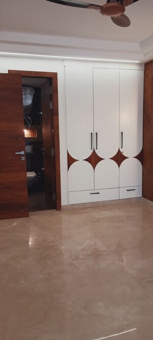 Furnished Amenities in 4 BHK Builder Floor at Ansal Sushant Lok I, Sector 43 – for Rent