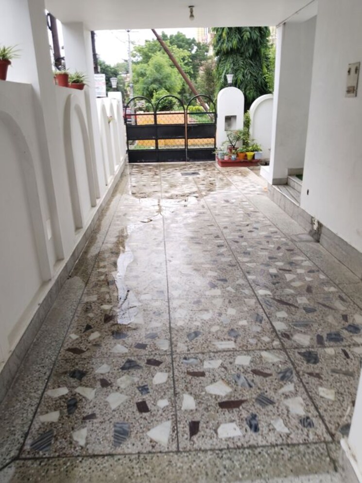 Balcony, gomti nagar 2.5 Bedroom 2000 Sq.Ft. Builder Floor In Gomti Nagar Lucknow 9809252