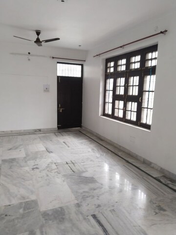 Room in 2.5 BHK Builder Floor at Gomti Nagar – for Rent