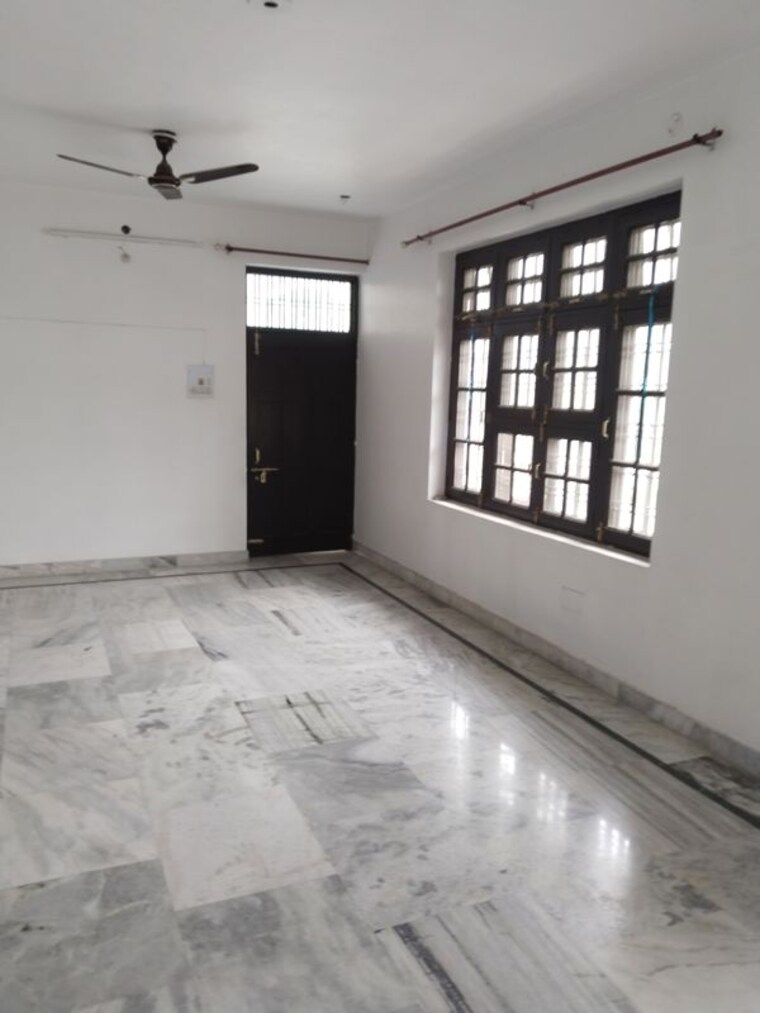 Room, gomti nagar 2.5 Bedroom 2000 Sq.Ft. Builder Floor In Gomti Nagar Lucknow 9809252
