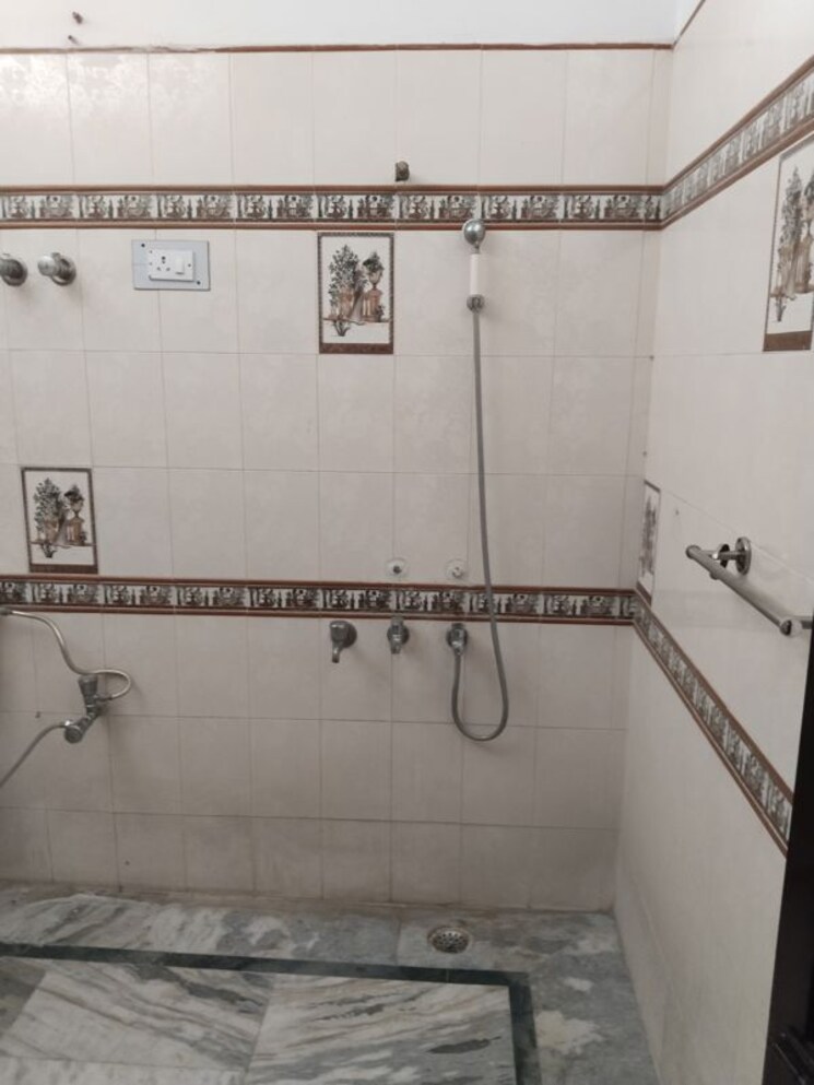 Bathroom, gomti nagar 2.5 Bedroom 2000 Sq.Ft. Builder Floor In Gomti Nagar Lucknow 9809252