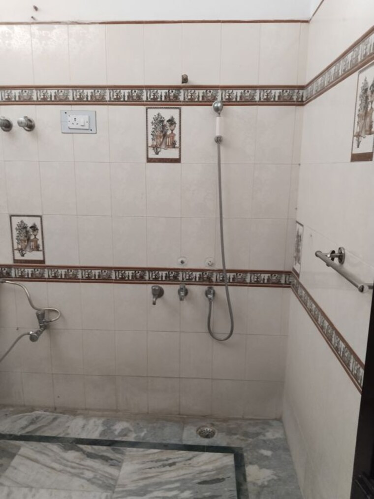 Bathroom, gomti nagar 2.5 Bedroom 2000 Sq.Ft. Builder Floor In Gomti Nagar Lucknow 9809252