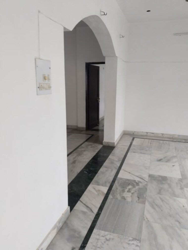 Room, gomti nagar 2.5 Bedroom 2000 Sq.Ft. Builder Floor In Gomti Nagar Lucknow 9809252