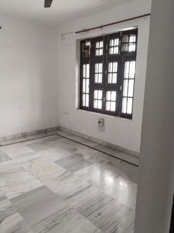 Room in 2.5 BHK Builder Floor at Gomti Nagar – for Rent