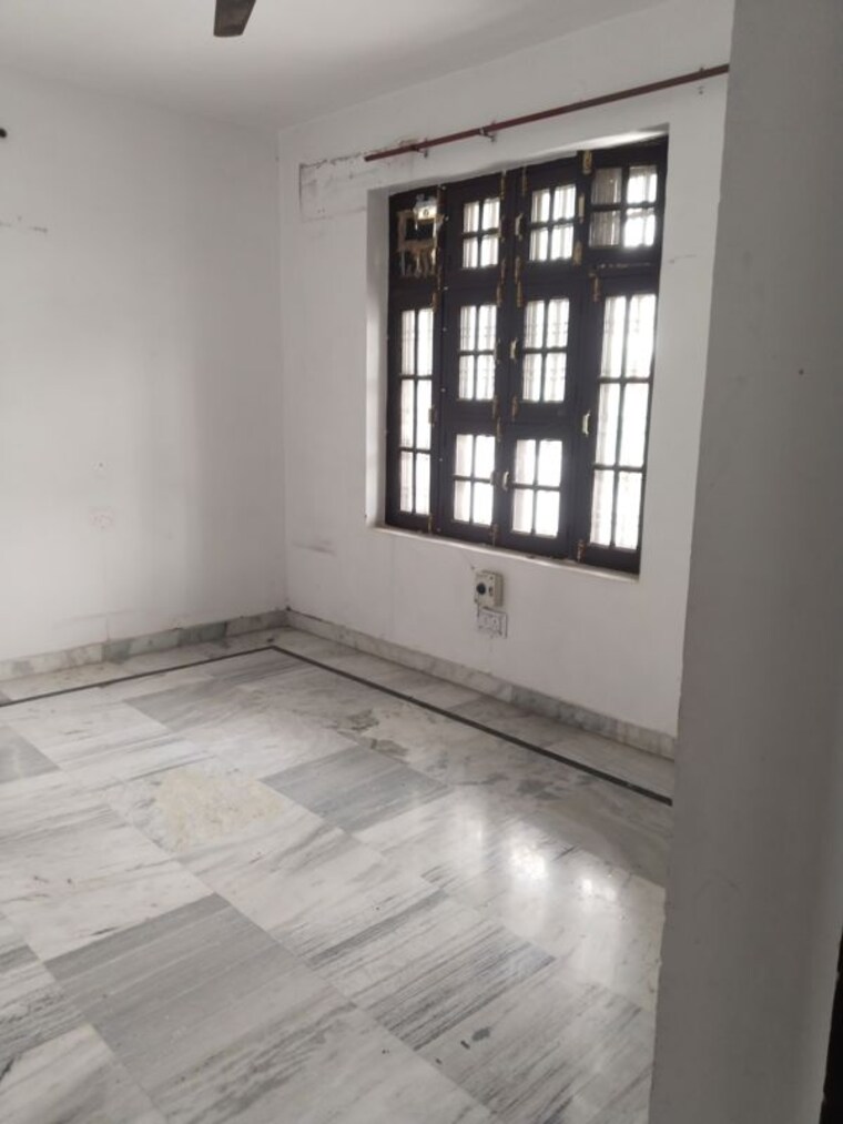 Room, gomti nagar 2.5 Bedroom 2000 Sq.Ft. Builder Floor In Gomti Nagar Lucknow 9809252