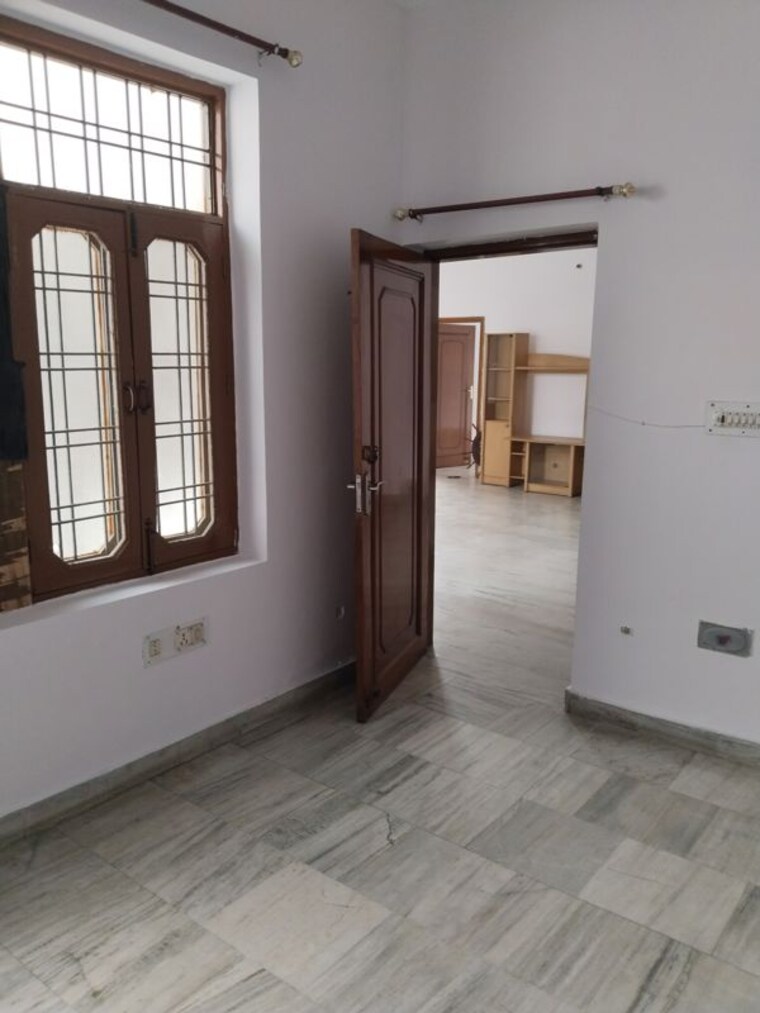 Room, gomti nagar 3 Bedroom 2800 Sq.Ft. Builder Floor In Gomti Nagar Lucknow 9809277