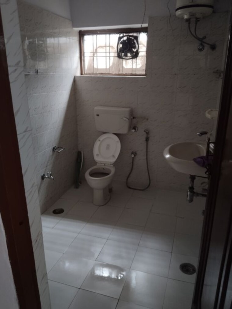 Bathroom, gomti nagar 3 Bedroom 2800 Sq.Ft. Builder Floor In Gomti Nagar Lucknow 9809277