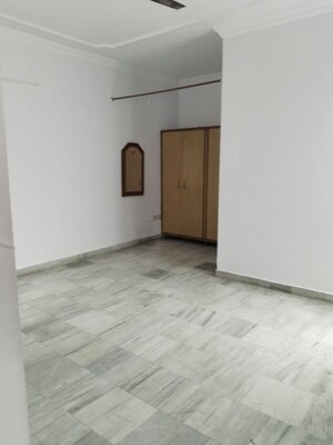 Room in 3 BHK Builder Floor at Gomti Nagar – for Rent