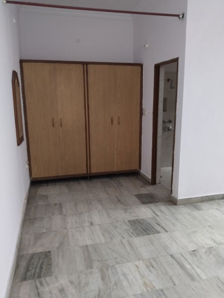 Room, gomti nagar 3 Bedroom 2800 Sq.Ft. Builder Floor In Gomti Nagar Lucknow 9809277