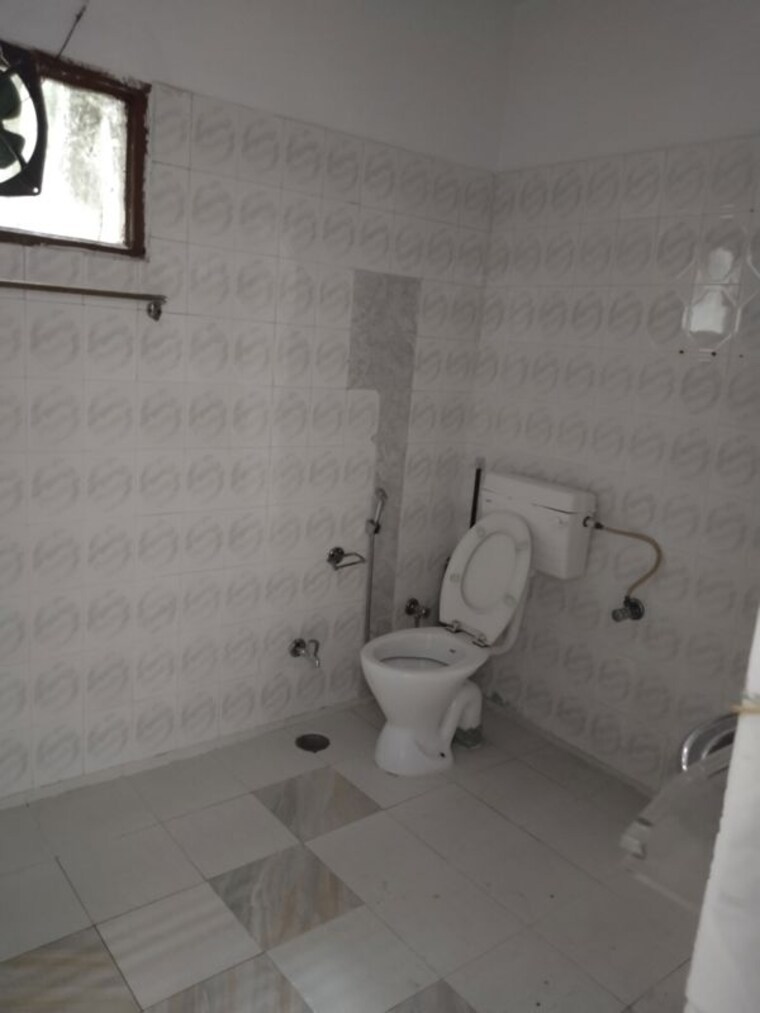 Bathroom, gomti nagar 3 Bedroom 2800 Sq.Ft. Builder Floor In Gomti Nagar Lucknow 9809277